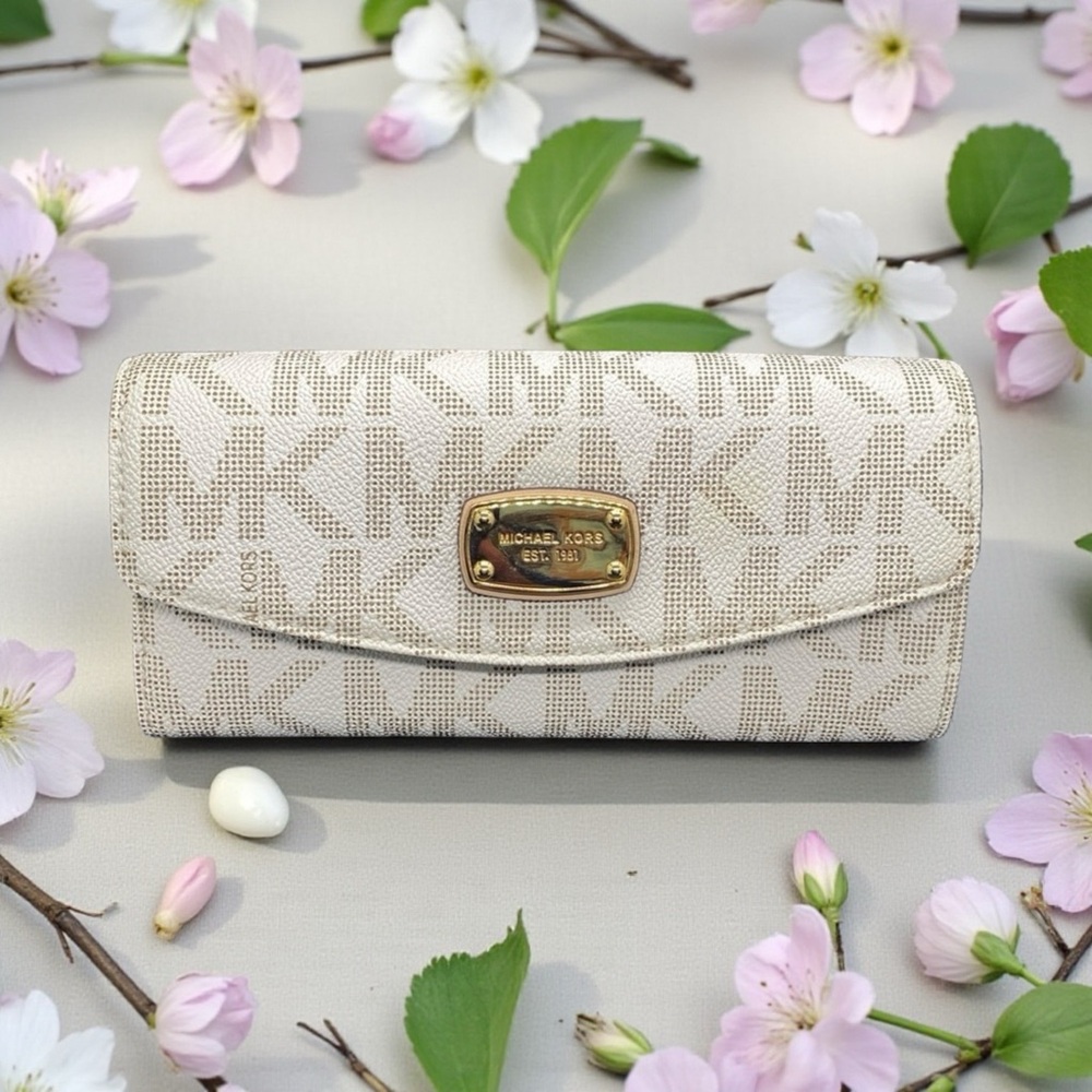 🤍MICHAEL KORS🤍Jet Set Slim Flap
Wallet/White with Gold Hardware/EUC